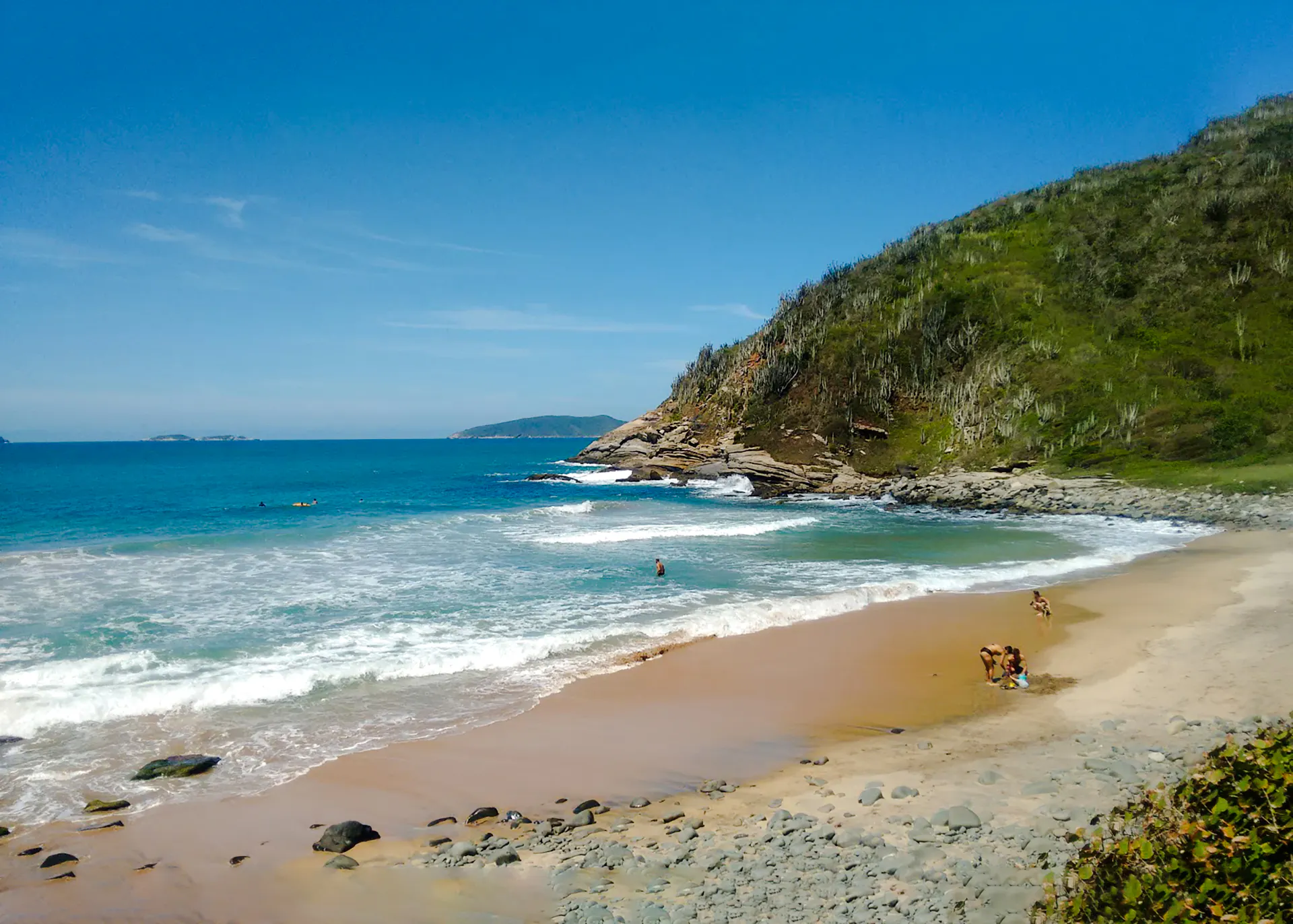 Beach at Emerências and José Gonçalves, Rio de Janeiro, with waves and rocky shoreline.