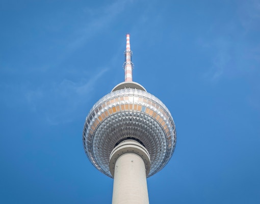 Kugel und Spitze des Berliner Fernsehturms von unten