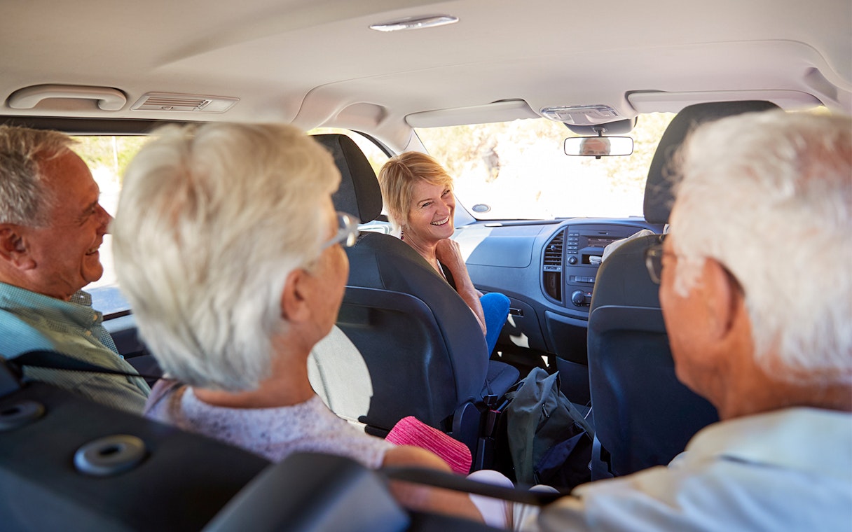 Guide with travelers in a minivan from Sintra.