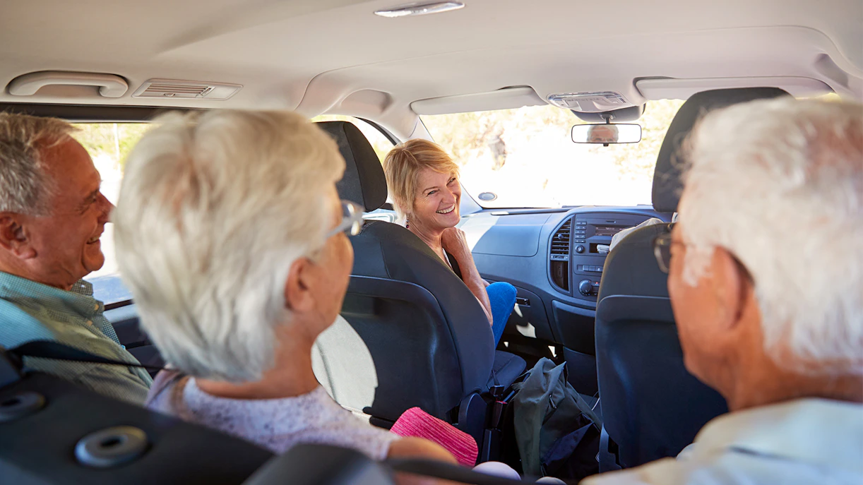 Guide with travelers in a minivan from Sintra.
