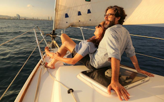 crucero al atardecer en velero en grupo pequeño con bebidas y tapas-2