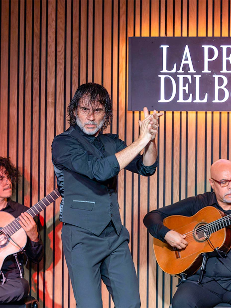 Flamenco performance at La Perla del Born in Barcelona with two guitarists and a dancer.