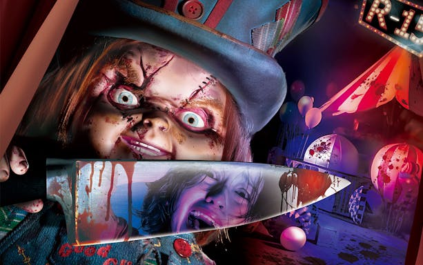 Chucky holding a knife at Chucky's Carnival of Chaos, Halloween Horror Night, Universal Studios Japan.