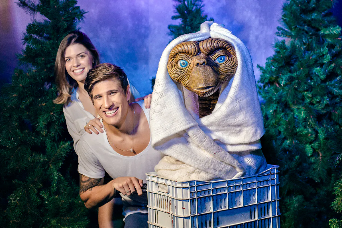 Visitors posing with E.T. figure at Foz do Iguaçu Wax Museum interactive set.