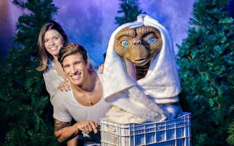 Visitors posing with E.T. figure at Foz do Iguaçu Wax Museum interactive set.