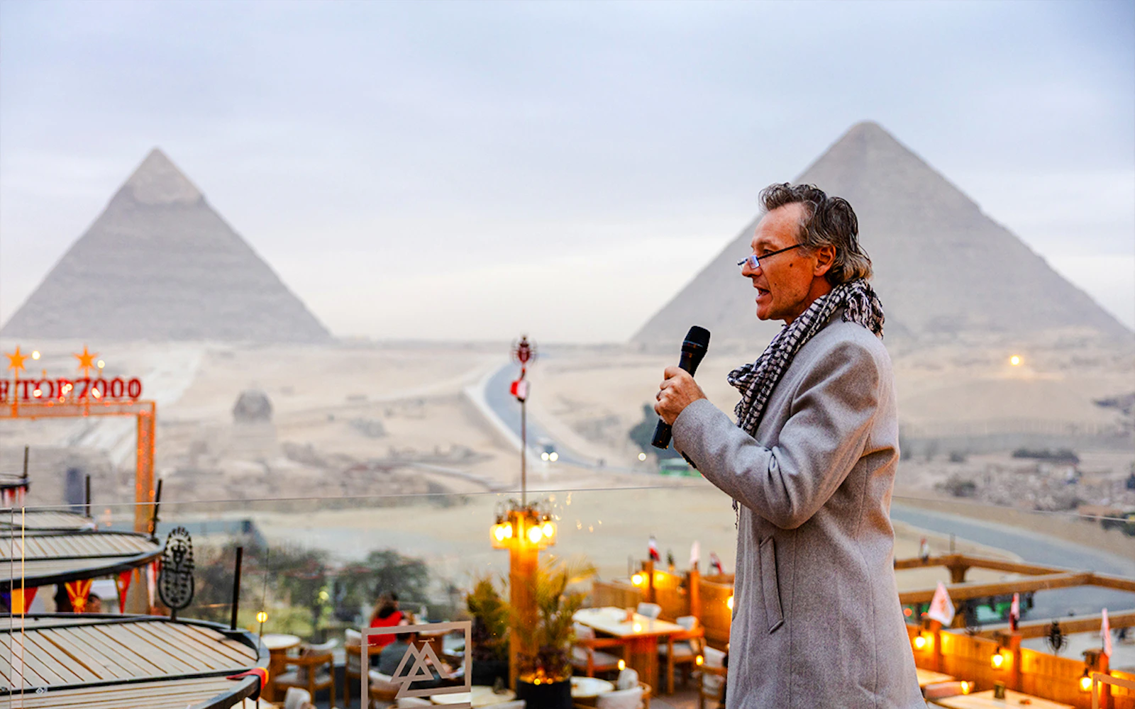 Giza: Lunch or Dinner with Pyramid Views at Rooftop7000 with Hotel Transfers