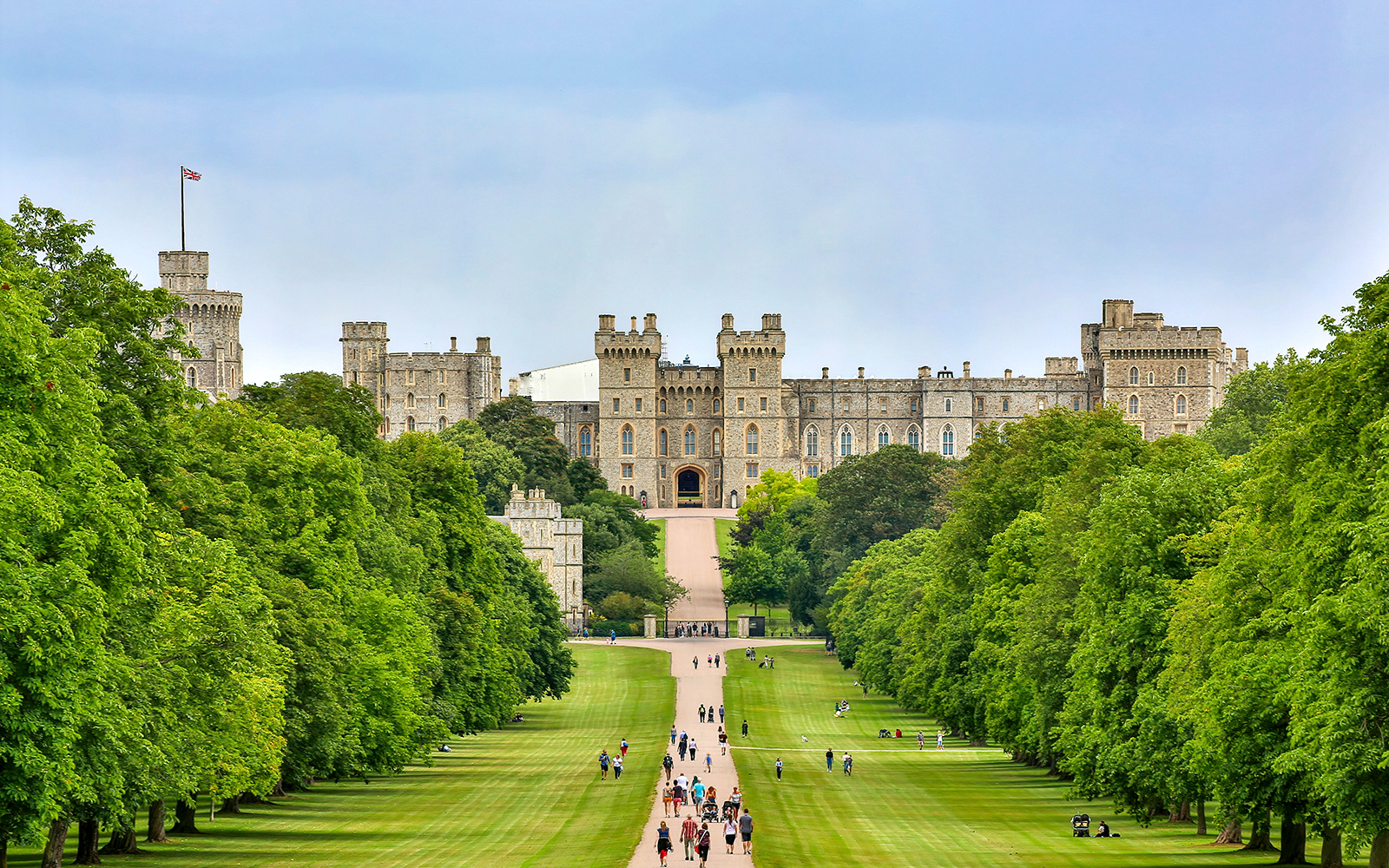 Windsor Castle, Stonehenge & Bath Guided Tour with Access to Roman Bath