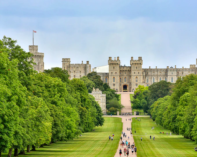 From London: Windsor Castle, Stonehenge & Bath Guided Tour with Access to Roman Bath