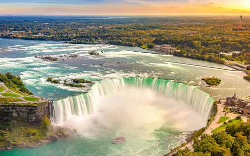 From Toronto: Niagara Falls Evening Sightseeing Tour with Round-Trip Transportation