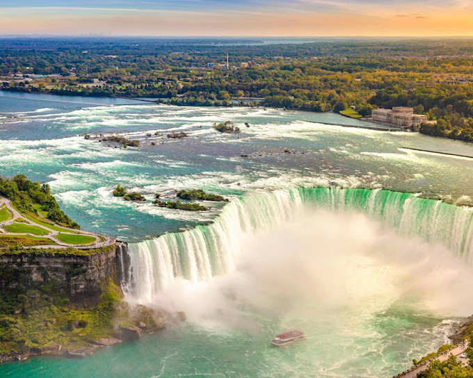 From Toronto: Niagara Falls Evening Sightseeing Tour with Round-Trip Transportation