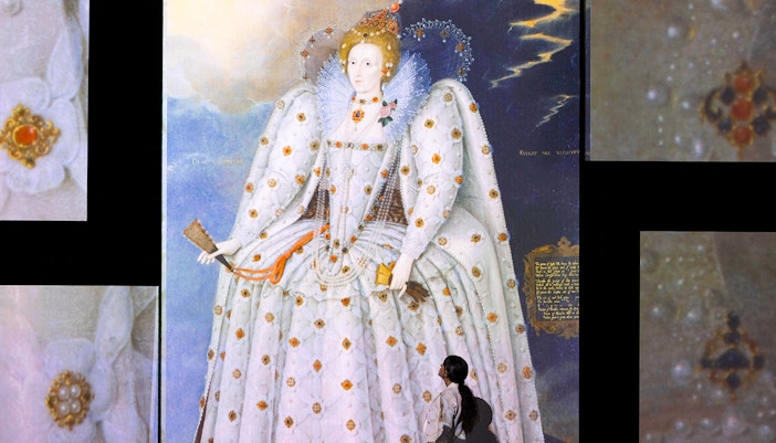 Visitor viewing a large portrait of Queen Elizabeth I at the Frameless National Portrait Gallery Exhibition.
