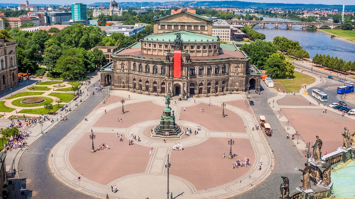 How to reach Semperoper Dresden?