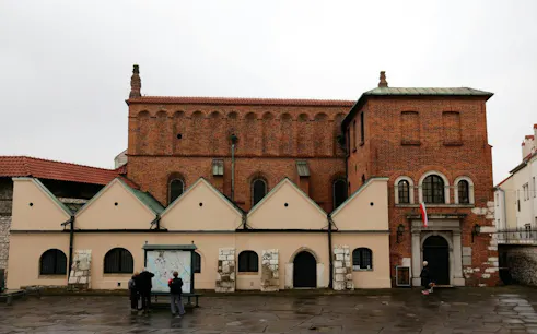 Krakow Kazimierz Jewish Quarter tour with visitors at Old Synagogue.