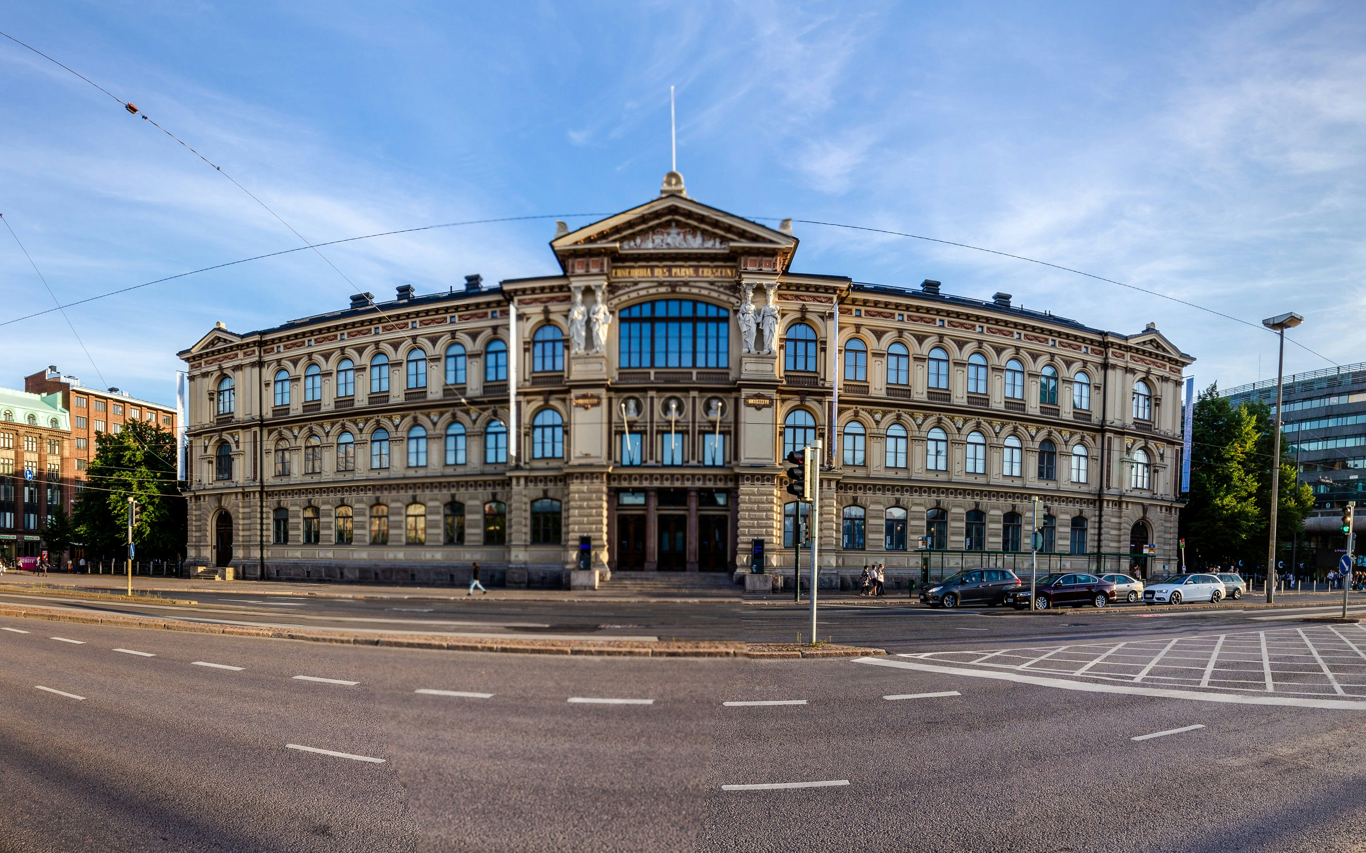 Exterior do Museu de Arte Atheneum, em Helsinque, com arquitetura neoclássica.