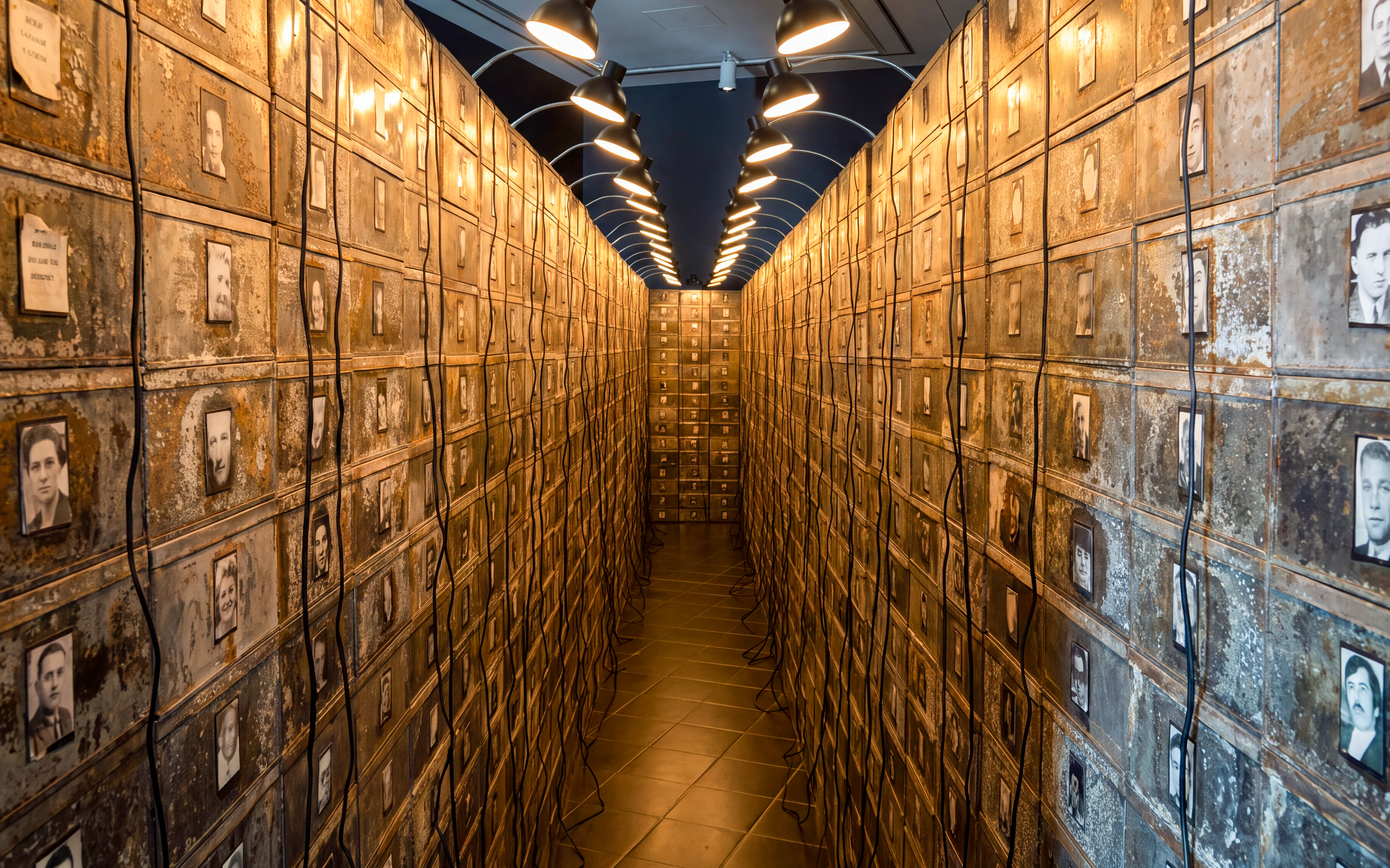Photographic installation at Hamburger Kunsthalle's Réserve: Les Suisses morts exhibit.