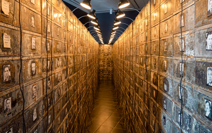 Photographic installation at Hamburger Kunsthalle's Réserve: Les Suisses morts exhibit.