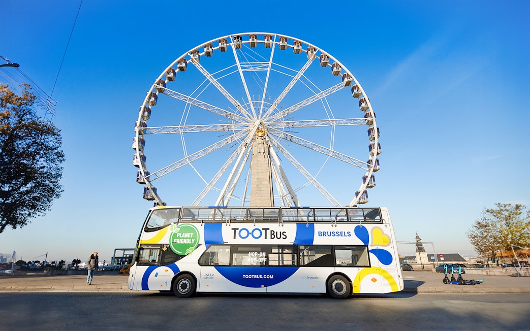 Tootbus Brussels in front of The View Ferris wheel.