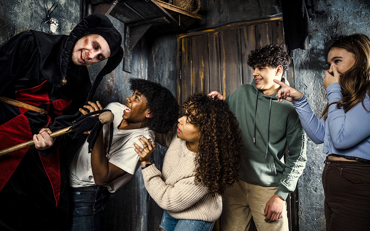 Guests reacting to a performer at the Amsterdam Dungeon.