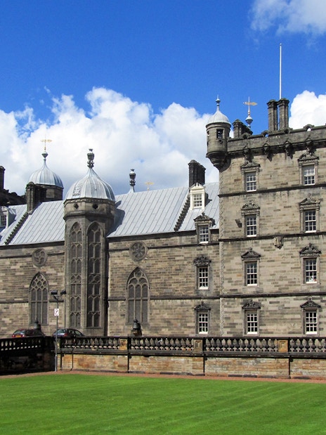 George Heriot's School in Edinburgh with historic architecture and green lawn.