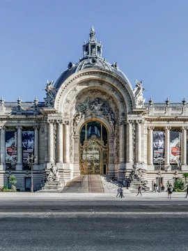 Facade of Petit Palais Museum in Paris with ornate entrance and sculptures.