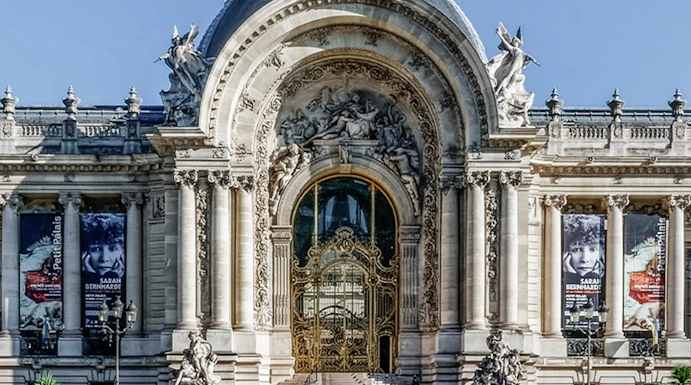 Facade of Petit Palais Museum in Paris with ornate entrance and sculptures.