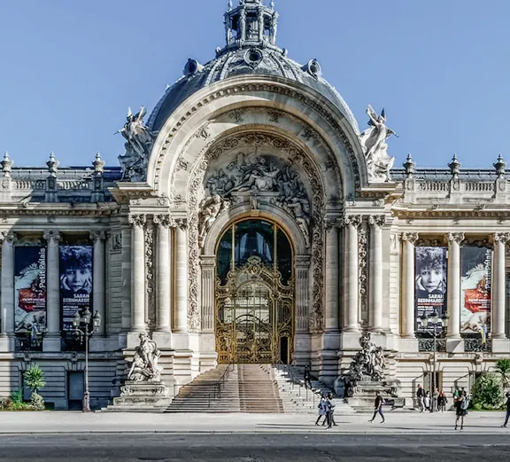 Facade of Petit Palais Museum in Paris with ornate entrance and sculptures.