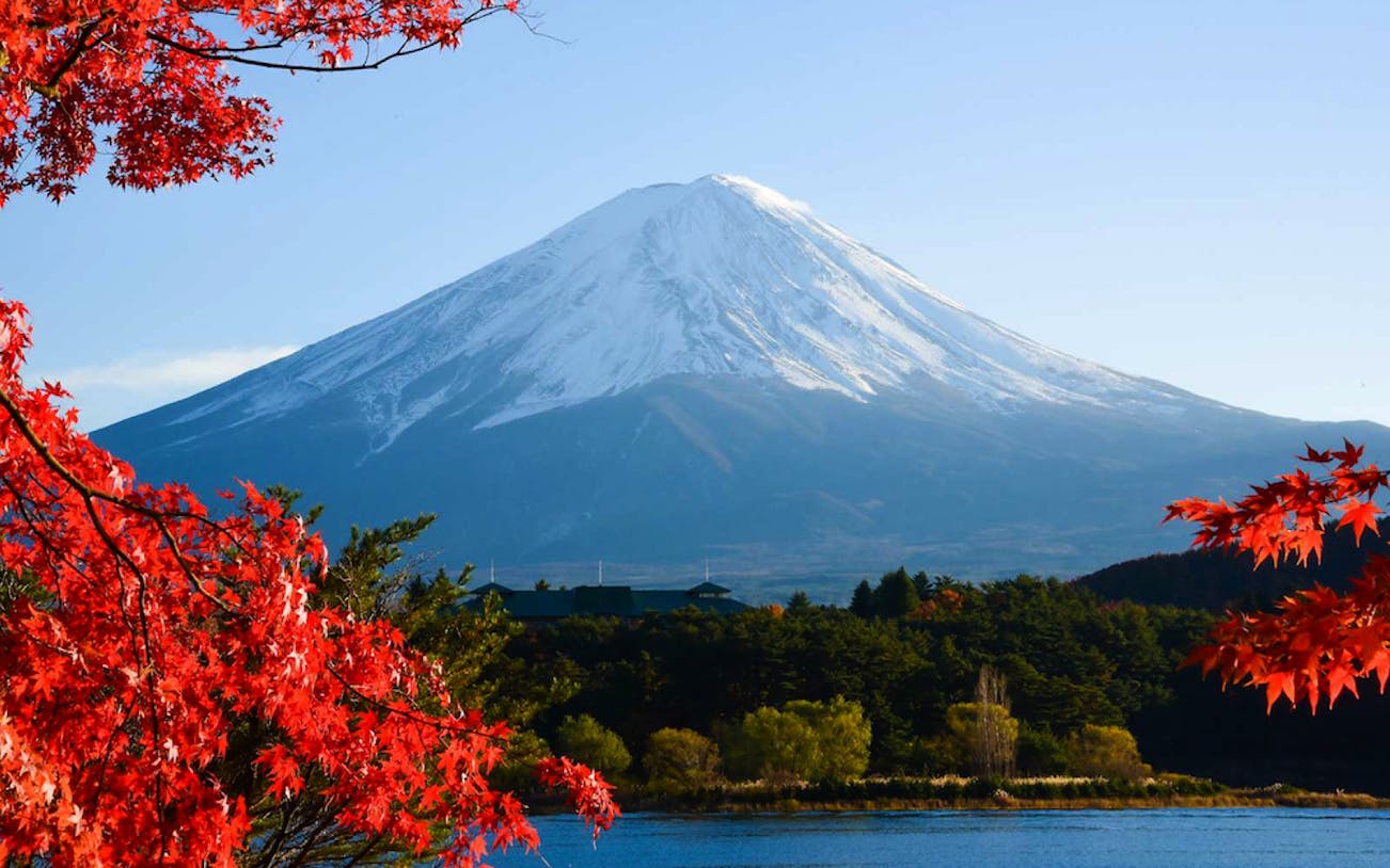 Mount Fuji with autumn leaves and lake view on a day tour from Tokyo.
