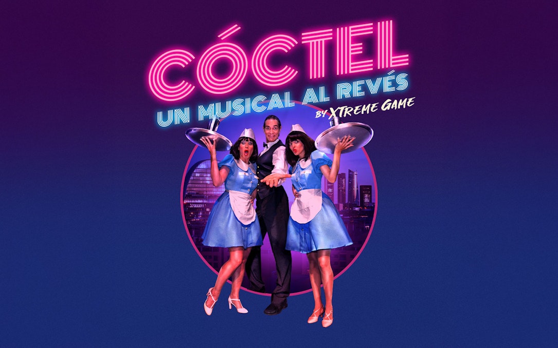 Performers in blue costumes with trays, promoting Coctel, un Musical al Reves.