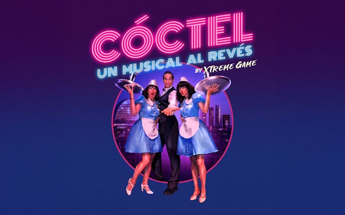 Performers in blue costumes with trays, promoting Coctel, un Musical al Reves.
