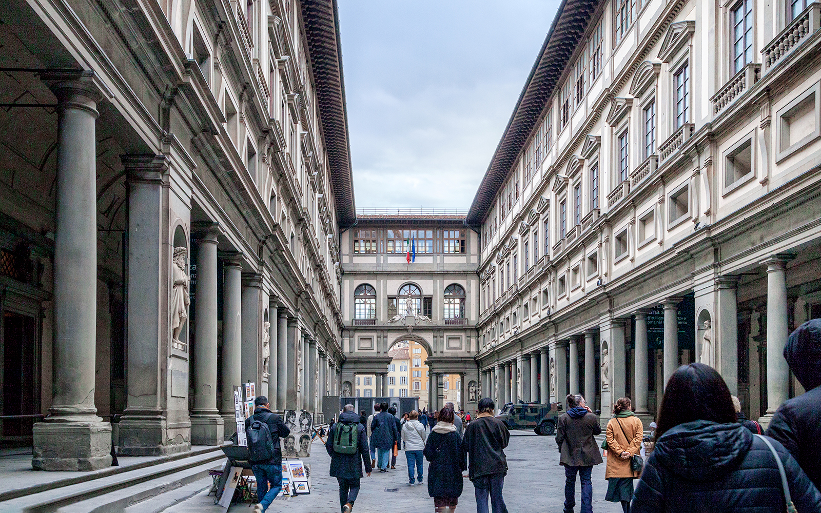 crowds at the Uffizi Gallery