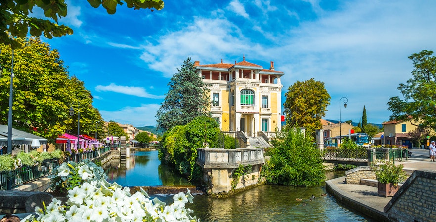 Village de L'Isle sur la Sorgue canal view with historic building, Provence.