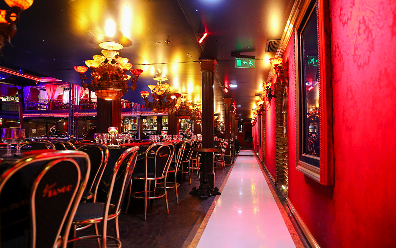 Dining area with elegant chandeliers at Señor Tango Show, Buenos Aires.