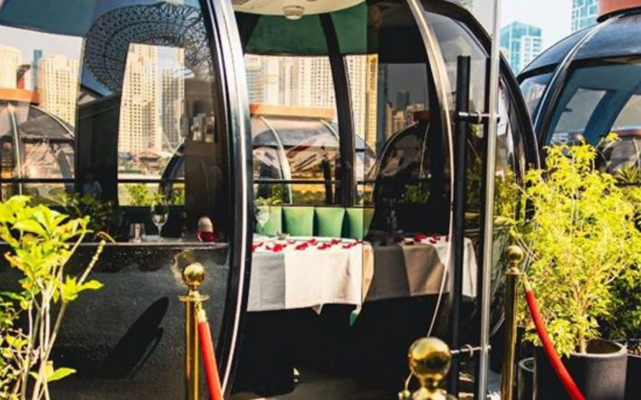 Privates Pod-Dinner-Erlebnis in Dubai mit einem 4-Gänge-Menü mit panasiatischen Gerichten und Blick auf die Skyline