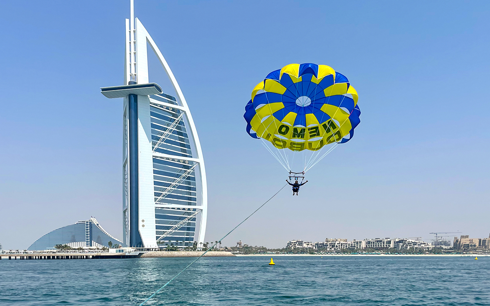 Parasailing a Dubai