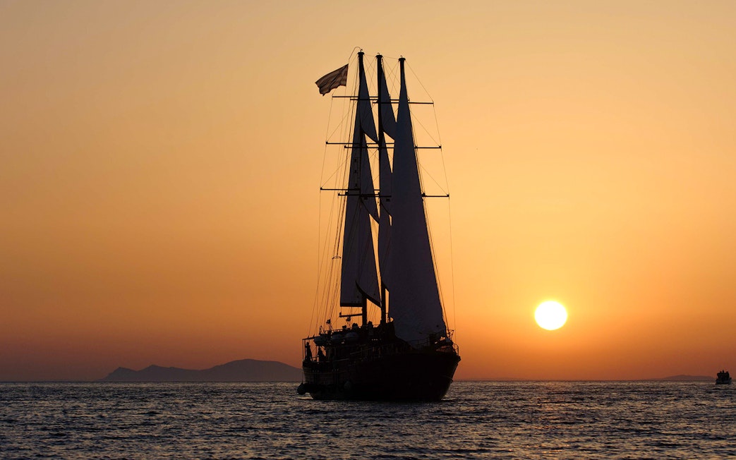 Sailing ship at sunset on Volcanic Islands Dinner Cruise.