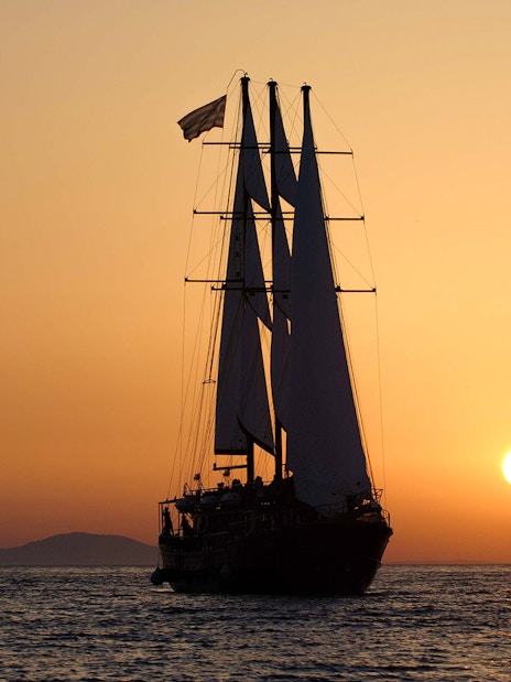 Sailing ship at sunset on Volcanic Islands Dinner Cruise.