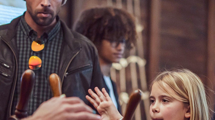 Child steering ship wheel during Porto Region Across the Ages tour.