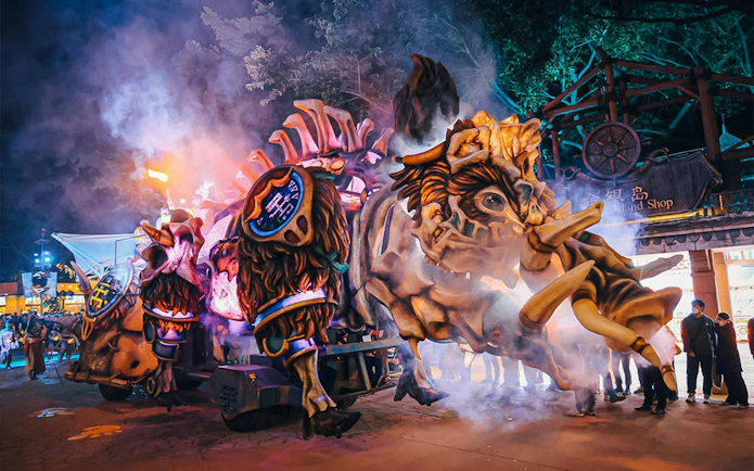 Fantasy-themed parade float at Chimelong Paradise with smoke effects.