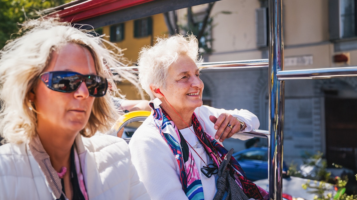 Deux femmes à bors d'un bus touristique à Milan