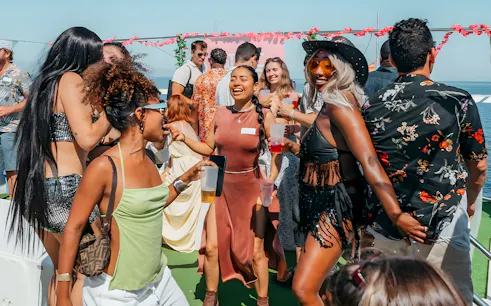 barcelona: passeio de barco com festa, churrasco e opções para ver o pôr do sol-1