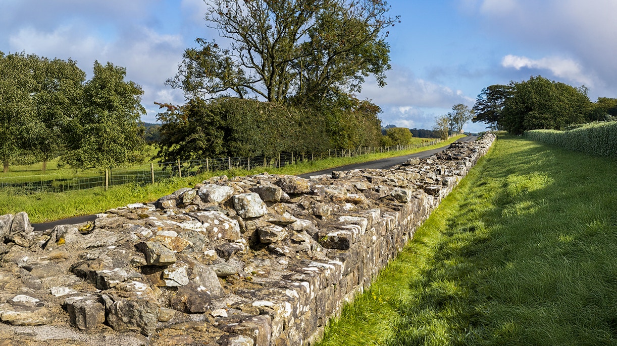 https://cdn-imgix.headout.com/media/images/1682a5c91192ea5bcdabfa6ab5e46348-Birdoswald%20Roman%20Fort%20Wall.jpg