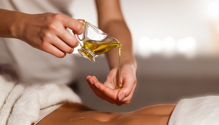 massage with essential oils
