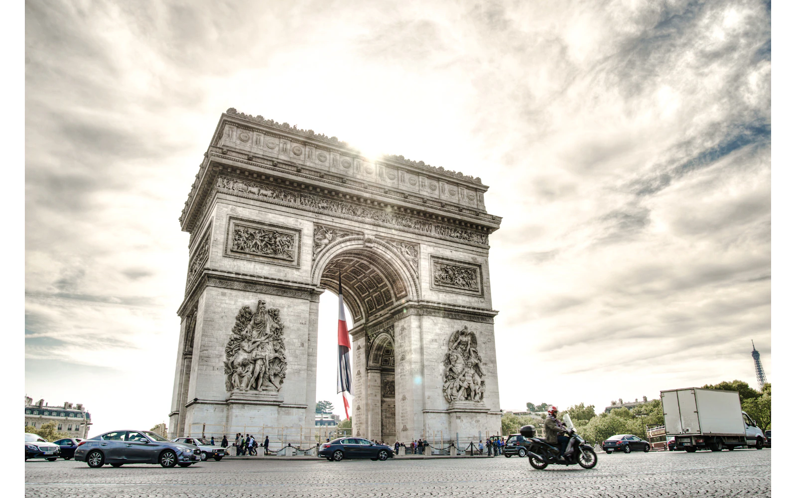 Arc de Triomphe Skip-the-Line Guided Tour with Rooftop Access & Macaron Tasting Image 3