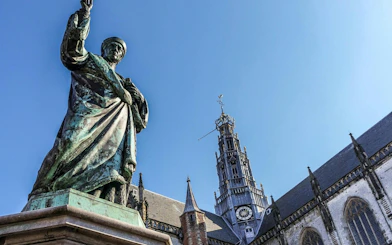 Statue of Laurens Janszoon Coster with Grote Kerk in Haarlem.
