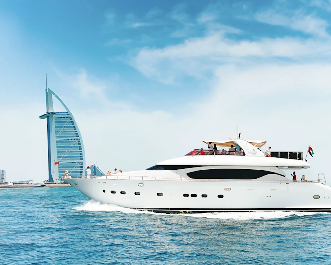 From Dubai Marina: 2/3-Hour Luxury Yacht Cruise with Breakfast or BBQ Lunch/Dinner