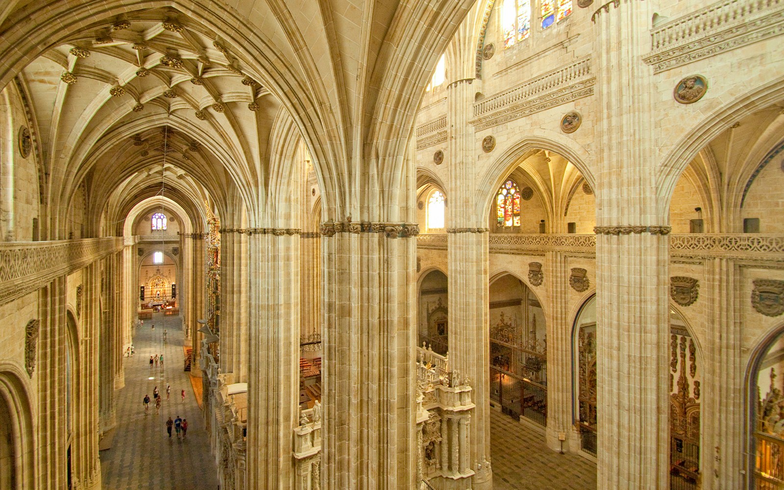 Interior view of the New Cathedral in Salamanca, showcasing Gothic arches and stained glass windows.