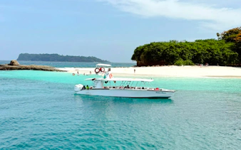 Boat near sandy beach in Archipiélago de las Perlas, Panama City tour.