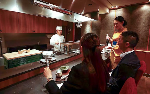 Chef preparing omakase kaiseki for guests at Tokyo Nadaman Shinjuku Hinkan.