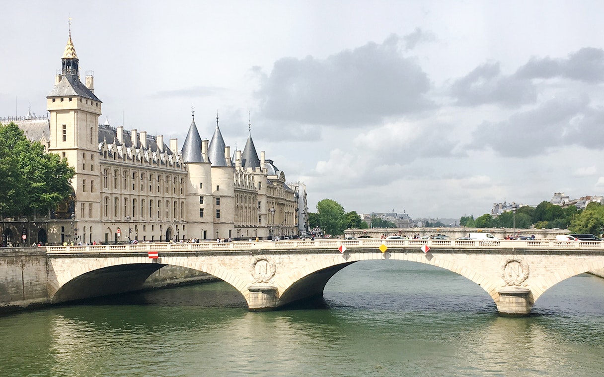 Concierge guiding Treasure Hunt tour near Conciergerie, Paris.