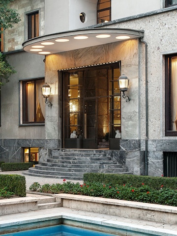 Entrance of Villa Necchi Campiglio in Milan with stone steps and garden.